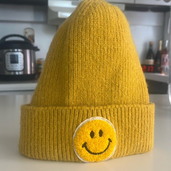 Smiley face yellow beanie - Picture 4 of 7